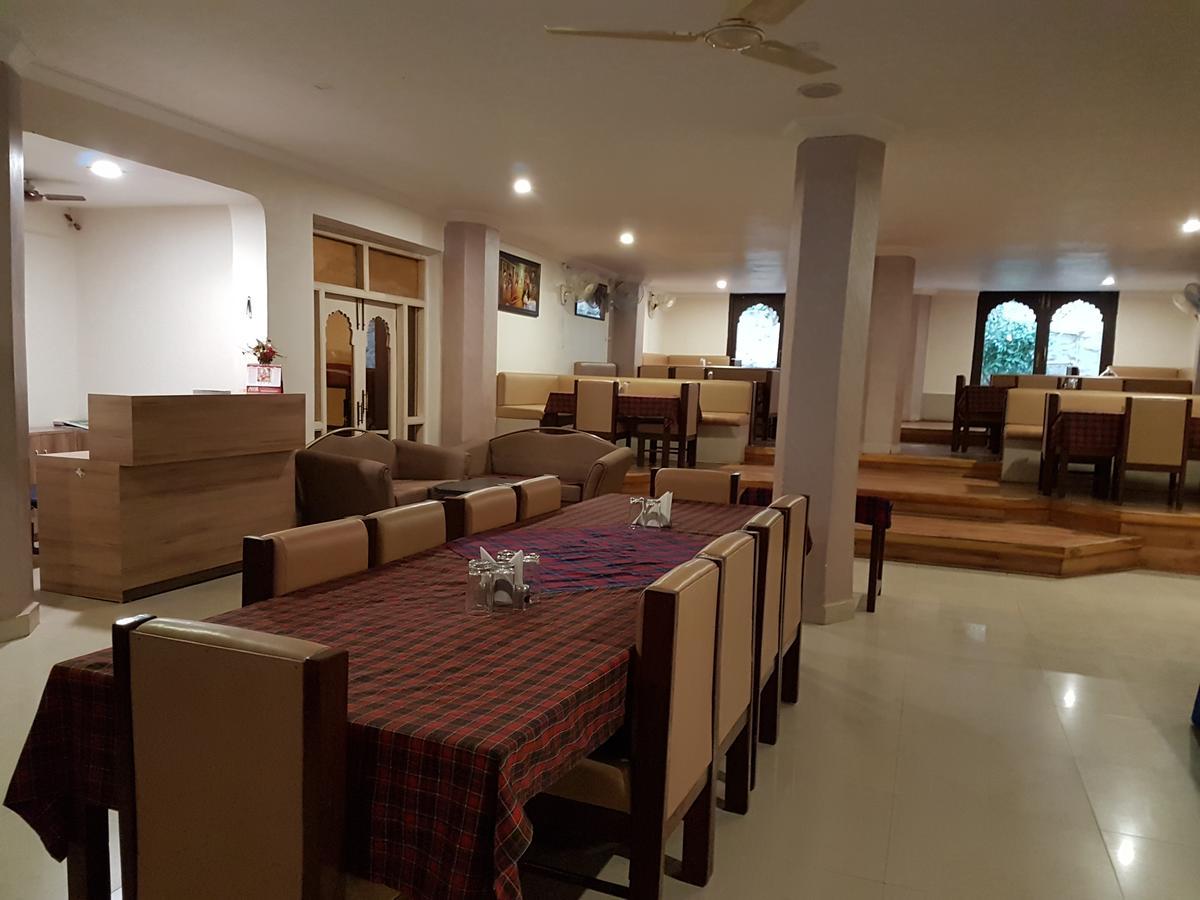 Hotel Savera Palace Mount Abu Exterior foto