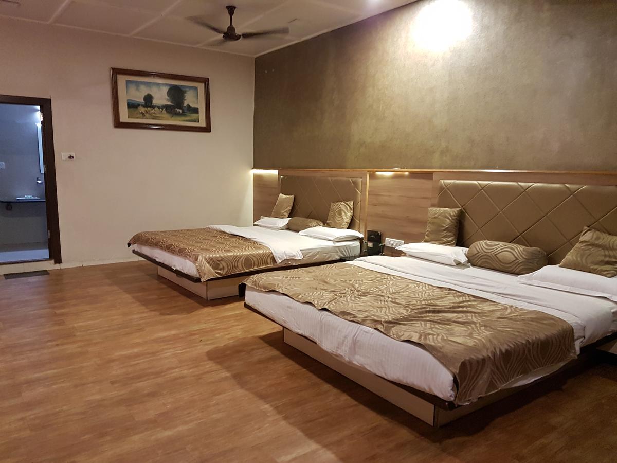 Hotel Savera Palace Mount Abu Exterior foto
