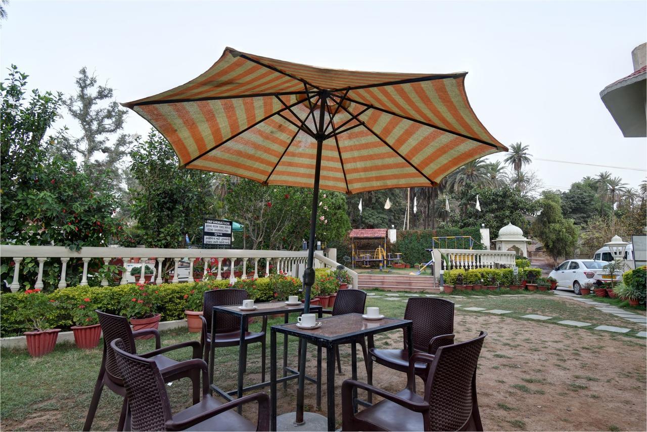 Hotel Savera Palace Mount Abu Exterior foto